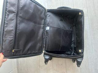 Maleta de viaje negra acolchada