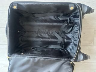 Maleta de viaje negra acolchada