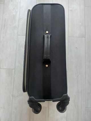 Maleta de viaje negra acolchada