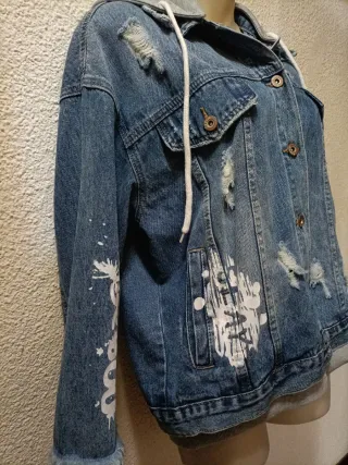 Cazadora vaquera con capucha desmontable