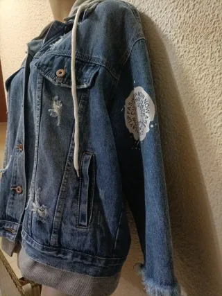 Cazadora vaquera con capucha desmontable