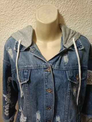 Cazadora vaquera con capucha desmontable