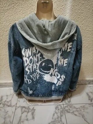 Cazadora vaquera con capucha desmontable