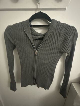 Cárdigan gris con capucha