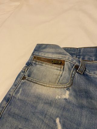 Pantalón corto vaquero hombre desgastado