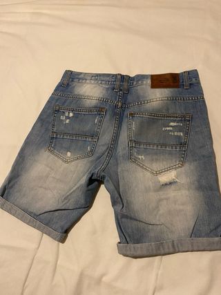 Pantalón corto vaquero hombre desgastado