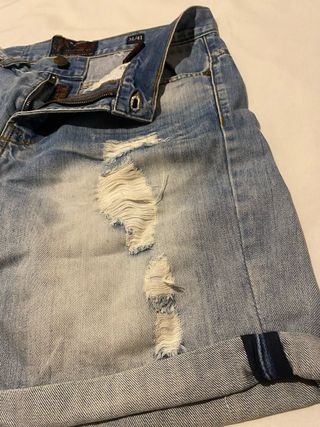 Pantalón corto vaquero hombre desgastado