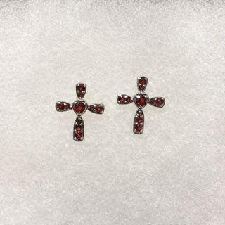 Pendientes de cruz, plata y granates preciosos