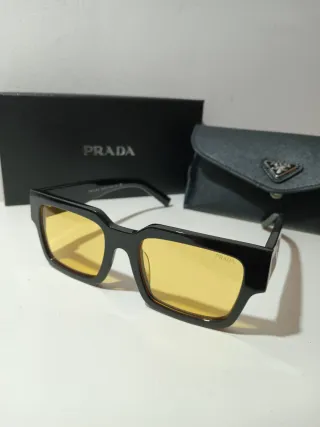 Gafas de sol negras y amarillas