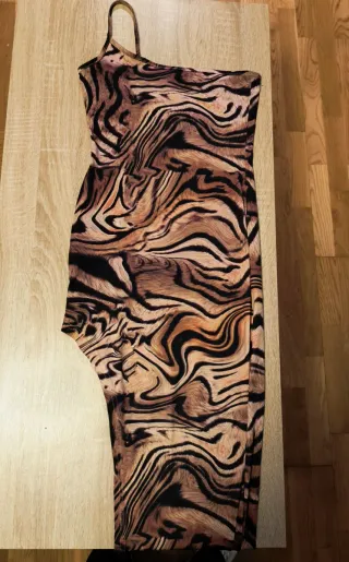 Vestido de mujer con corte