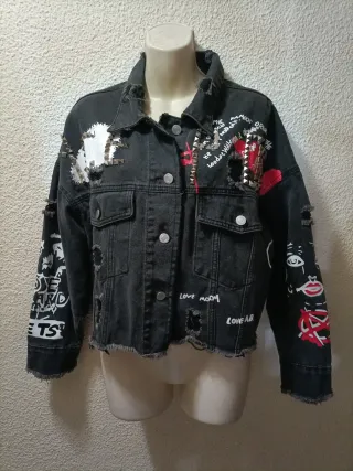 Cazadora vaquera negra con parches y tachuelas