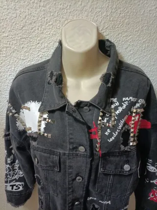 Cazadora vaquera negra con parches y tachuelas