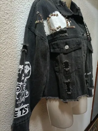 Cazadora vaquera negra con parches y tachuelas