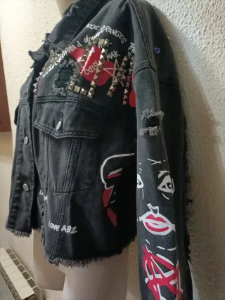 Cazadora vaquera negra con parches y tachuelas