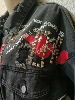 Cazadora vaquera negra con parches y tachuelas