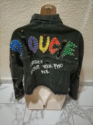 Cazadora vaquera negra con parches y tachuelas