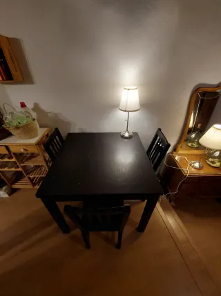 Mesa de comedor  extensible y 3 sillas de madera