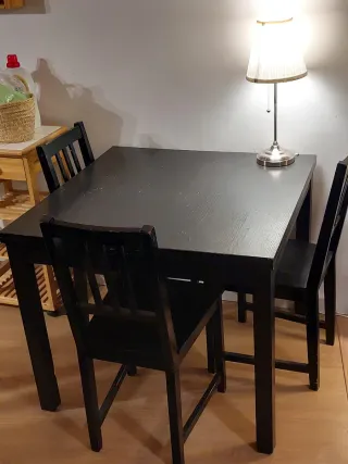 Mesa de comedor  extensible y 3 sillas de madera