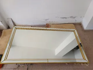 Espejo grande dorado con marco biselado