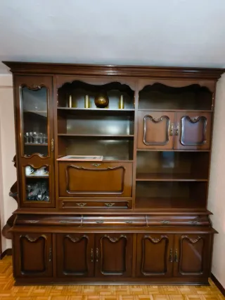 Mueble de madera y cristal