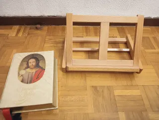 Sagrada Biblia y Atril