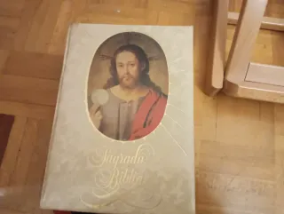 Sagrada Biblia y Atril