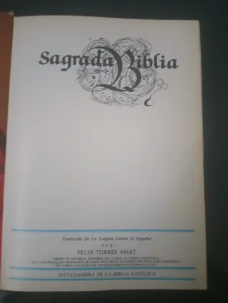 Sagrada Biblia y Atril