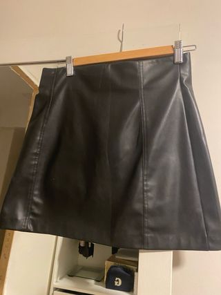 Falda mini efecto piel negra