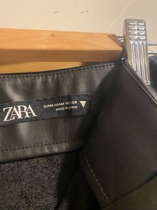 Falda mini efecto piel negra