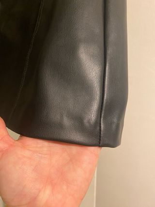 Falda mini efecto piel negra