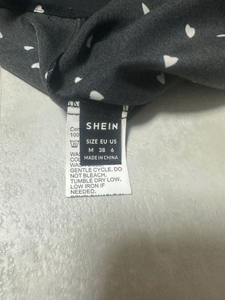 Maglietta nera con cuori bianchi taglia M