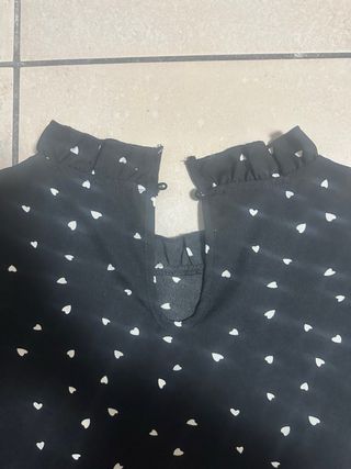 Maglietta nera con cuori bianchi taglia M