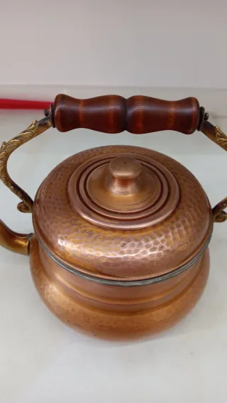 Bollitore in rame con manico in legno