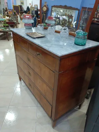 Cajonera estilo modernista con tapa de mármol