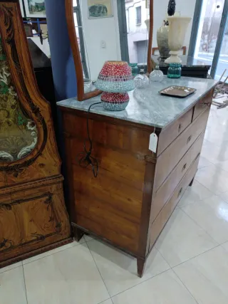 Cajonera estilo modernista con tapa de mármol