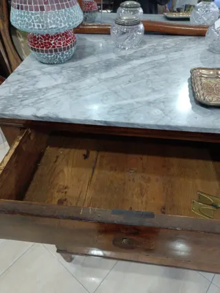 Cajonera estilo modernista con tapa de mármol