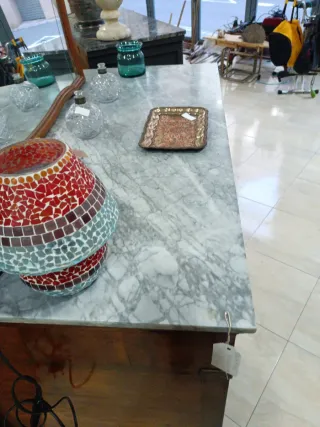 Cajonera estilo modernista con tapa de mármol