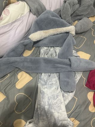 Bufanda de peluche gris y blanco