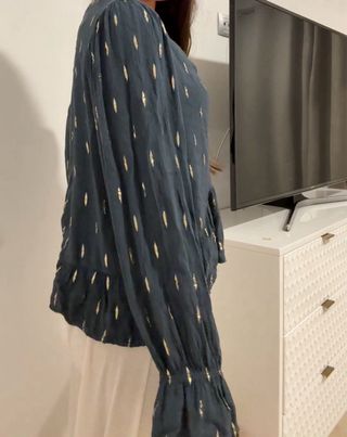 Blusa Bichai manga larga bordada dorada