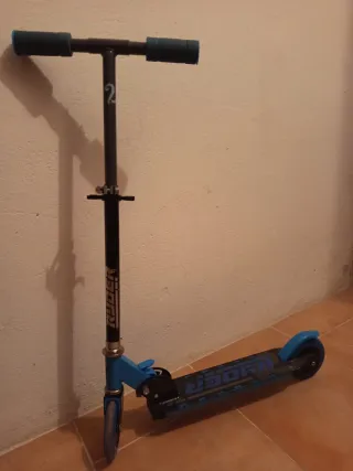 Patinete infantil azul con luz