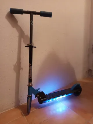 Patinete infantil azul con luz