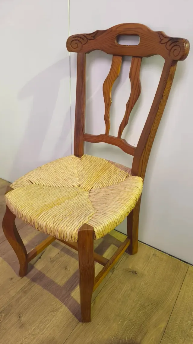 SILLAS RUSTICAS DE MADERA Y ENEA COMO NUEVAS