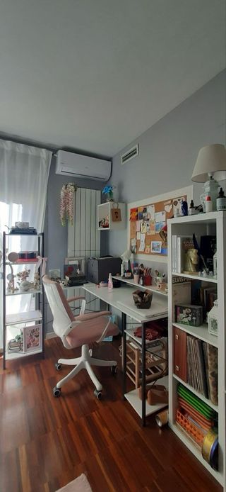 Mesa de escritorio blanca y madera
