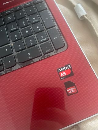 Ordenador portátil HP rojo