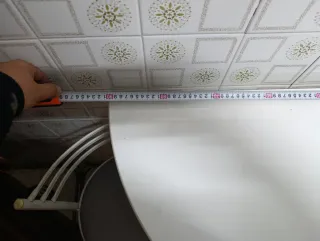 Mesa redonda blanca con 2 sillas