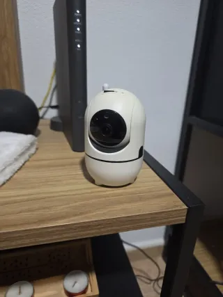 Cámara de seguridad interior blanca