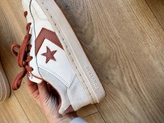 Zapatillas Converse Blancas y Marrones