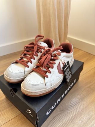Zapatillas Converse Blancas y Marrones