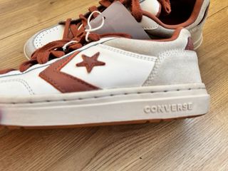 Zapatillas Converse Blancas y Marrones