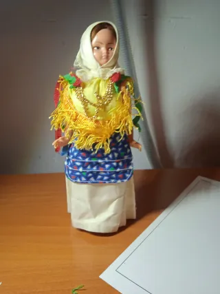 Muñeca antigua vestida de folklore